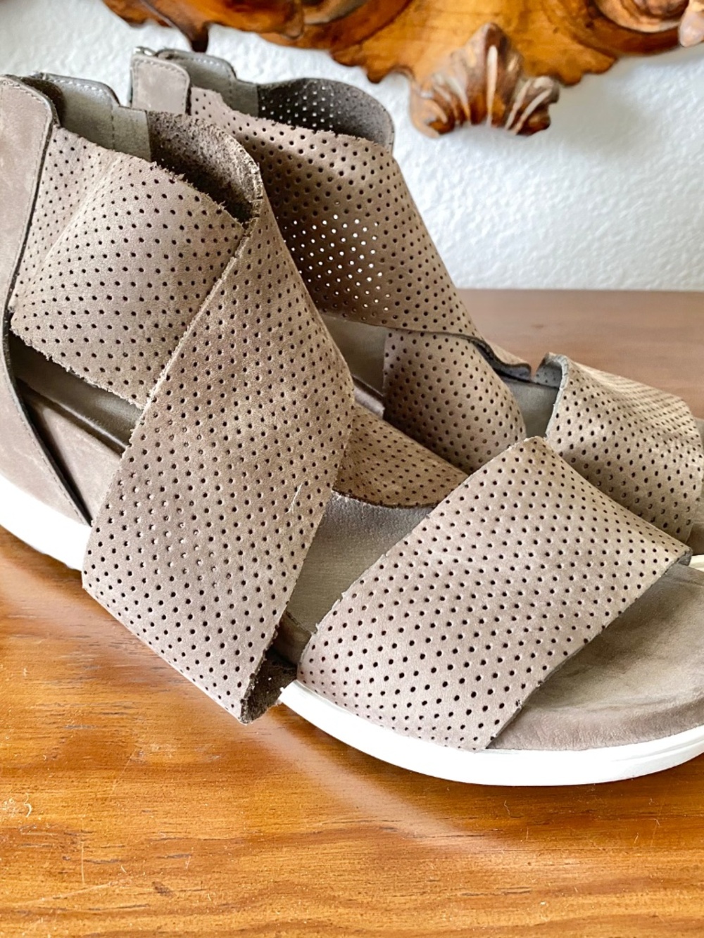 Eileen Fisher‎ Voice Wedge Sandals Women 8.5 Perforated Leather Zip Closure